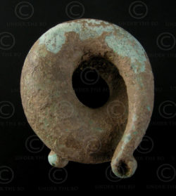 Boucle d'oreille Khmer bronze PN1C. Période d'Angkor, 10-13ème siècle. Cambodge.