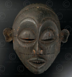 Chokwe small mask 12OL08. Chokwe culture, Angola, South West Africa.