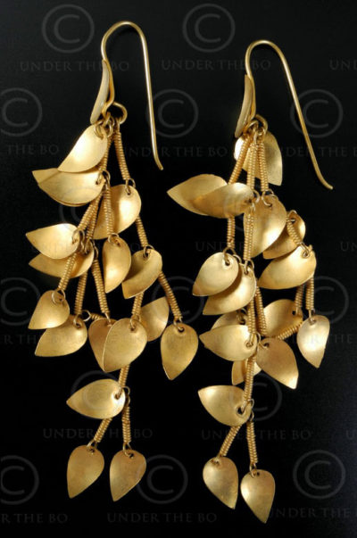 Leaves gold earrings E190. North India.