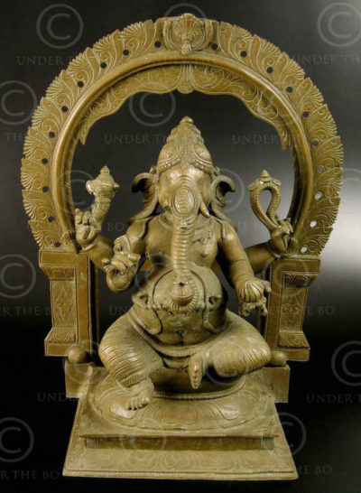 Ganesh assis bronze 09KB2. Période des Cholas. Tamil Nadu, Inde du sud.