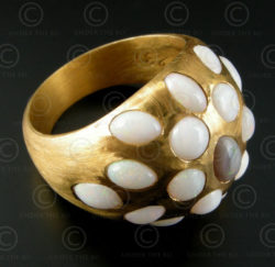 Gold and opals ring R226. François Villaret design.