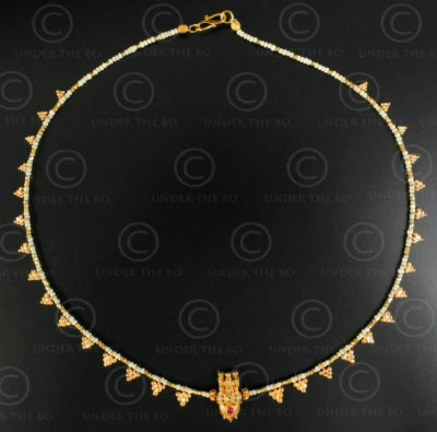 Gold grapes and ivory necklace 621. Designed by François Villaret.