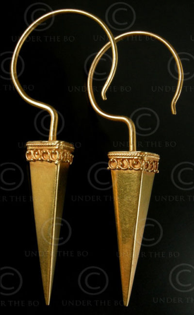 Indian gold earrings E196. Northern India.
