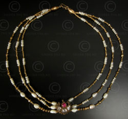 Necklace with gold, pearls, a kundan pendant 117