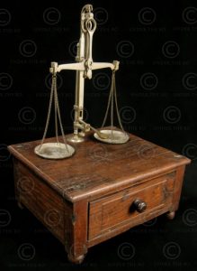 Jeweller scale V26-00. India.