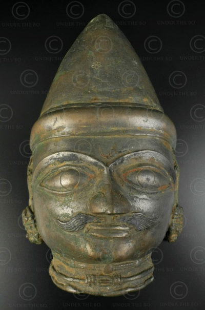 Masque Shiva bronze 16P13A. région du Tulu Nadu. Sud de l'état du Karnataka ou nord Kérala, Inde du sud.