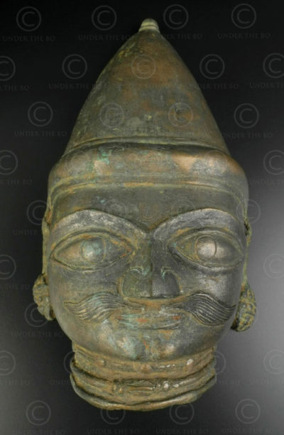 Masque Shiva bronze 16P13B. Culte Bhuta, région du Tulu Nadu. Sud de l'état du Karnataka ou nord Kérala, Inde du sud.