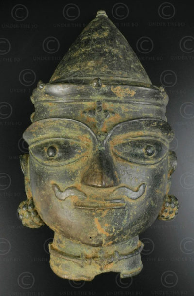 Masque Shiva bronze 16P13C. Culte Bhuta, région du Tulu Nadu. Sud de l'état du Karnataka ou nord Kérala, Inde du sud.
