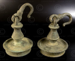 Bronze oil lamps with hook 09SV4C. South India.