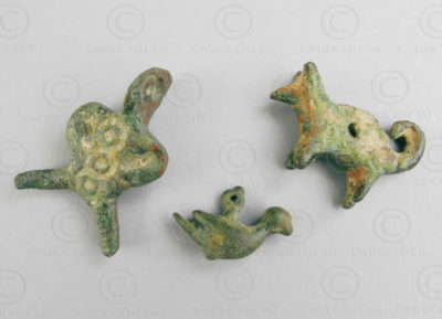 Pendentifs bronze Luristan BD160. Lot de trois petits pendentifs-amulettes en br