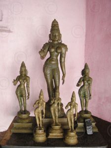 Bronze standing Sivagami 09KB4A. Chola period style. Tamil Nadu, Southern India.