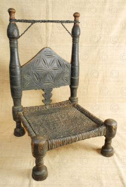 Chaise basse Kohistan 17F52F. Montagnes du Kohistan, amont de la vallée de Swat, Pakistan du Nord.