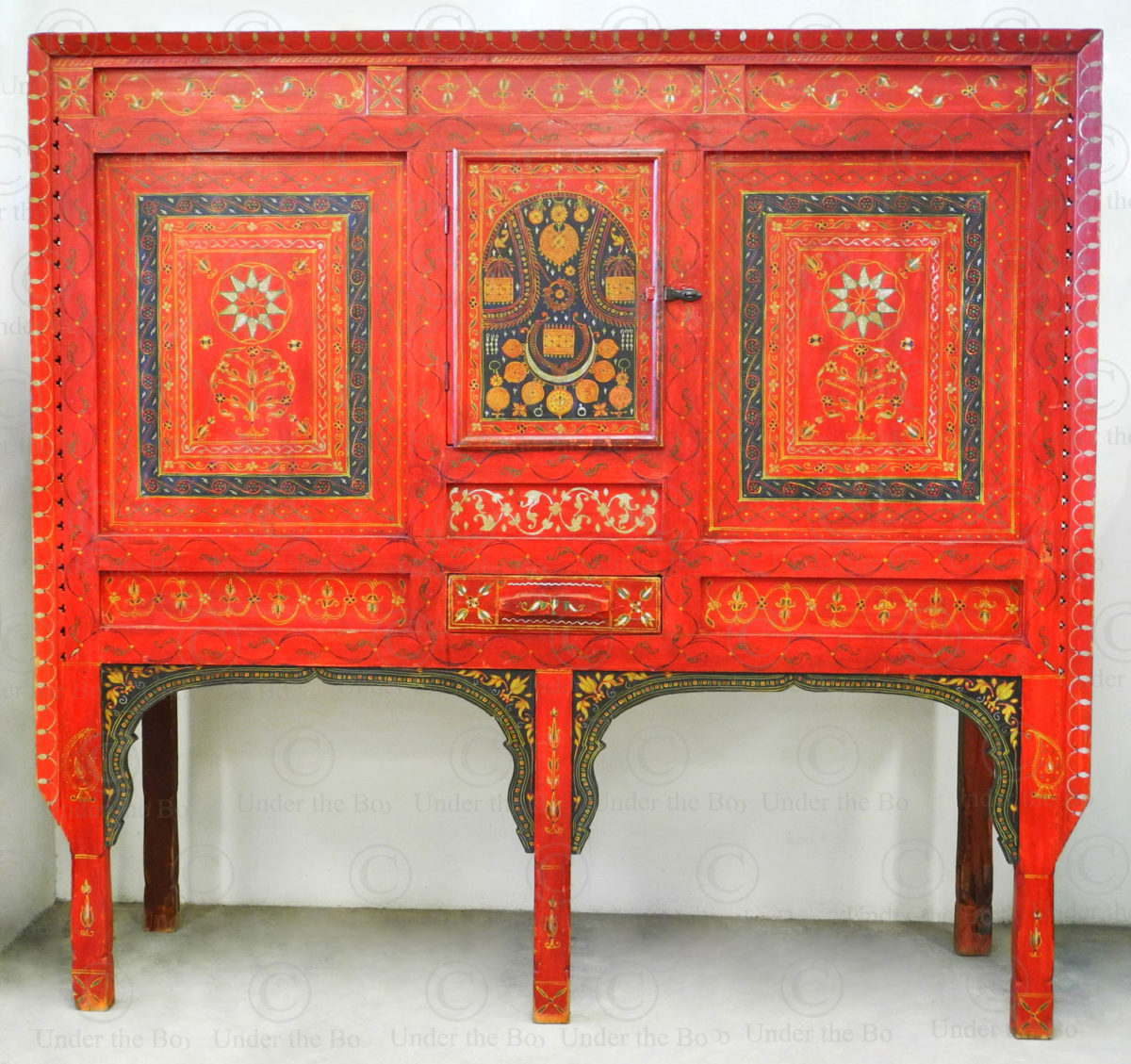 Punjab decorative cupboard 17F47. Chiniot area, Punjab, Pakistan.