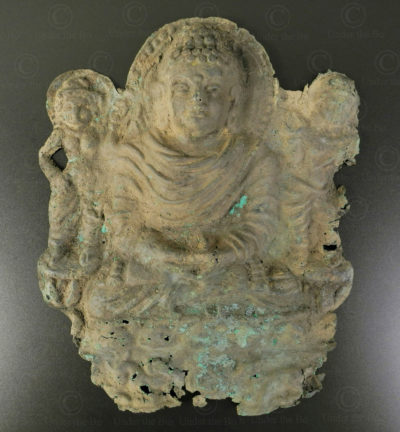 Ancien royaume bouddhiste de Gandhara, trouvé dans la région de Mardan, nord du Pakistan. Plaque bouddhiste Gandhara en argent PK223.