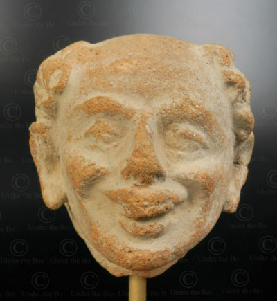 Ancien royaume bouddhiste de Gandhara, trouvée dans la vallée de Swat, nord du Pakistan. Tête Gandhara terre cuite PK243.