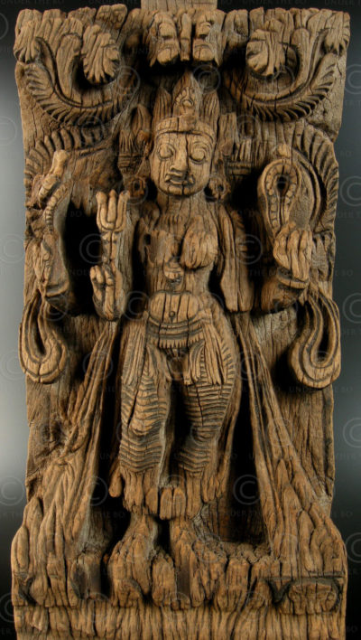 Déesse Kali en bois 08DD13J. État du Tamil Nadu, Inde du sud.