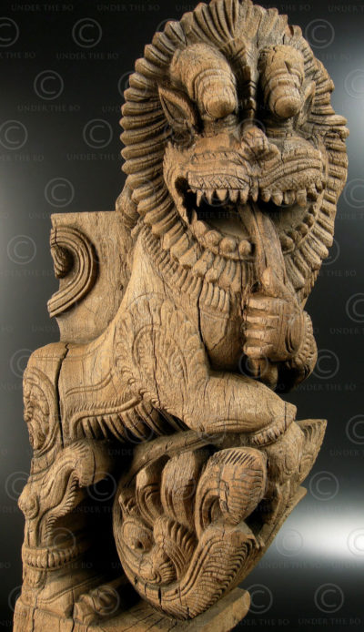 Wooden lion bracket 09V1A. Tamil Nadu state, Southern India.