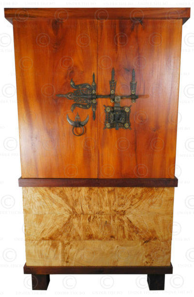 Cabinet en bois de jaquier et loupe de peuplier FV151. Manufacturé à l'atelier Under the Bo. Hauteur: 180 cm x 74 x 50 cm.