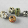 Cinq antiques perles en pâte de verre 22SH8. Trouvées en Afghanistan. Période islamique, circa 9ème-12ème siècle.