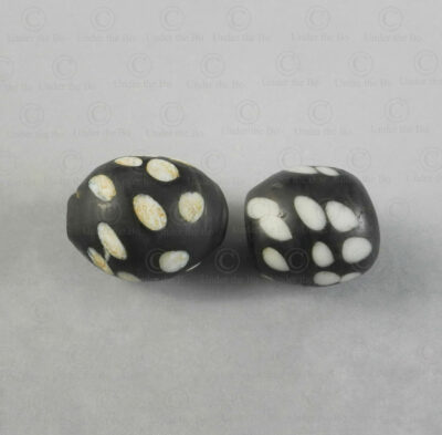 Deux perles en pâte de verre mouchetée 22SH10. Trouvées en Afghanistan. Période islamique, circa 9ème-12ème siècle.