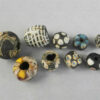 Lot de neuf perles en pâte de verre 22SH9. Trouvées en Afghanistan. Période islamique, circa 9ème-12ème siècle.