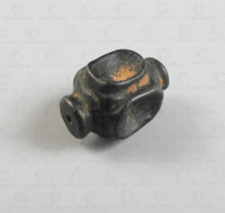 Perle en pierre noire sculptée 22SH1F. Civilisation de l'Oxus, Asie centrale. Deuxième ou premier millénaire av. J-C.