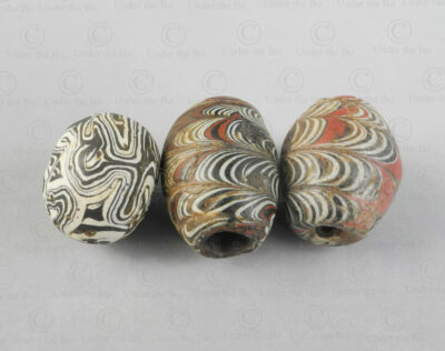 Trois perles antiques en verre plié 22SH7. Trouvées en Afghanistan. Période islamique, circa 9ème-12ème siècle.