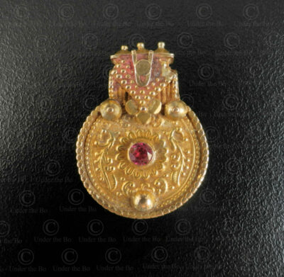 Karnataka gold pendant 23MJ4B. Karnataka state, Southern India.