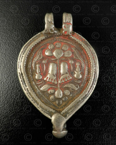 Silver Vishnou feet locket 23JS6E. Rajasthan state, Western India.