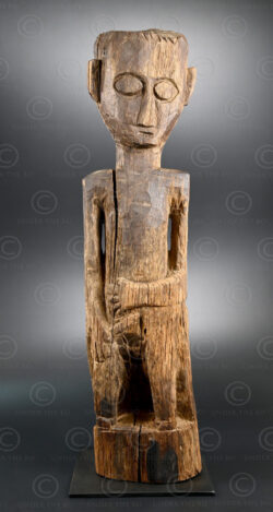 Borneo Dayak statue BO252. Kayan Dayak tribe, Sarawak, Malaysia.