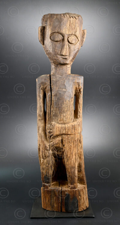 Borneo Dayak statue BO252. Kayan Dayak tribe, Sarawak, Malaysia.