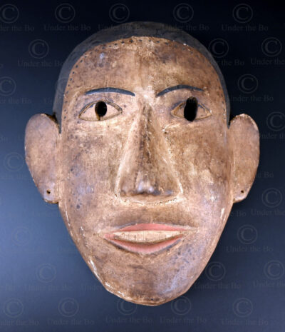 Masque blanc bidayuh BO281. Culture Bidayuh Dayak, Sarawak, partie malaisienne de l'île de Bornéo.