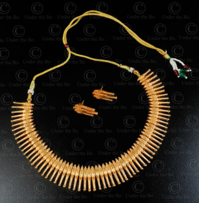 Collier et boucles d'oreille imitation or 658. Nord de lInde.