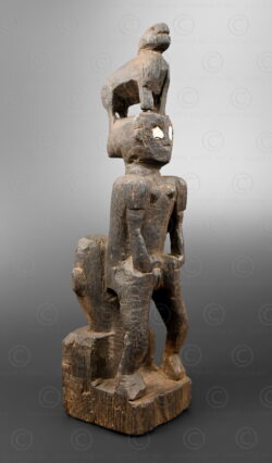 Petite statue dayak BO284. Culture tribale Bidayuh, Sarawak, État malaisien situé sur lîle de Bornéo.