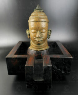 Mukhalinga couvrant un lingam sur yoni IN688. Mukhalingam : XIXe ou début du XXe siècle, État du Karnataka, sud de lInde.