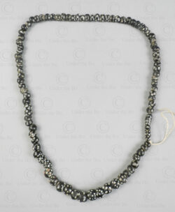 Perles en pâte de verre pontuée BD317. Porté par les tribus montagnardes de lInde orientale et la Birmanie occidentale.